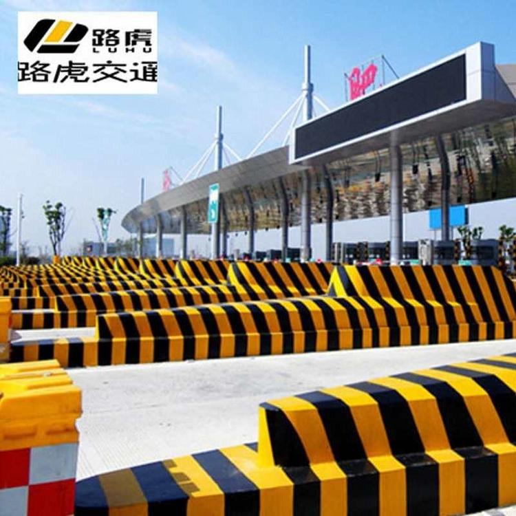 高效防护与醒目警示 路虎交通设施20kg一桶安全岛反光漆应用解析